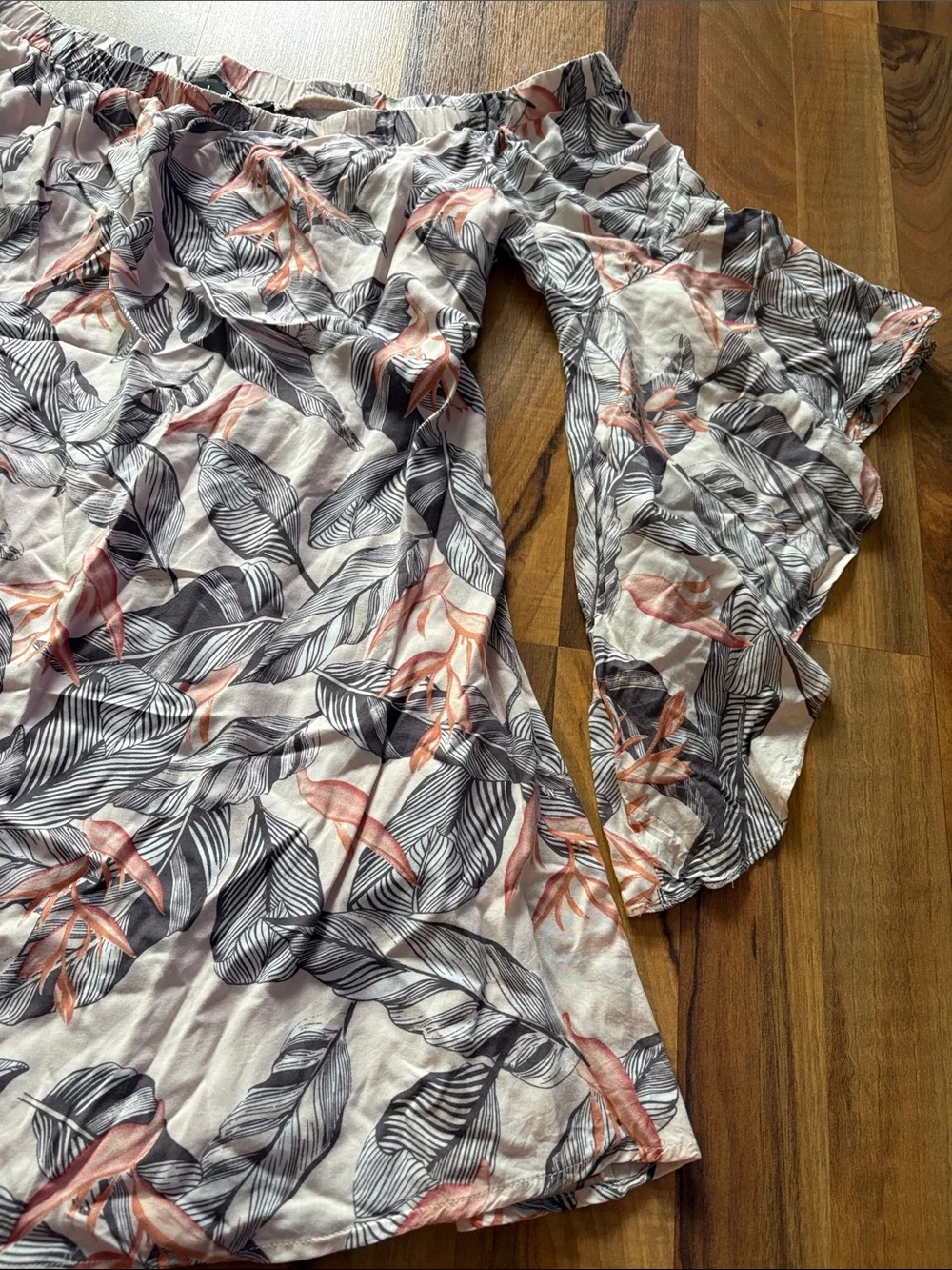 Lulu's Woman’s L Off-Shoulder Tropical Print Bell-Sleeve Top in Blush and Gray